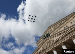 Avionët e ushtrisë ruse fluturojnë mbi teatrin Bolshoi, gjatë ushtrimeve për paradën ushtarake të 9 majit 2025.