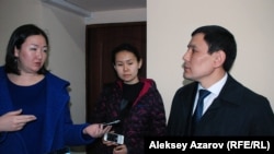 Представитель ответчика Фархат Уалиев (управление автомобильных дорог акимата Алматы) отвечает на вопрос журналистов. Алматы, 11 марта 2016 года.