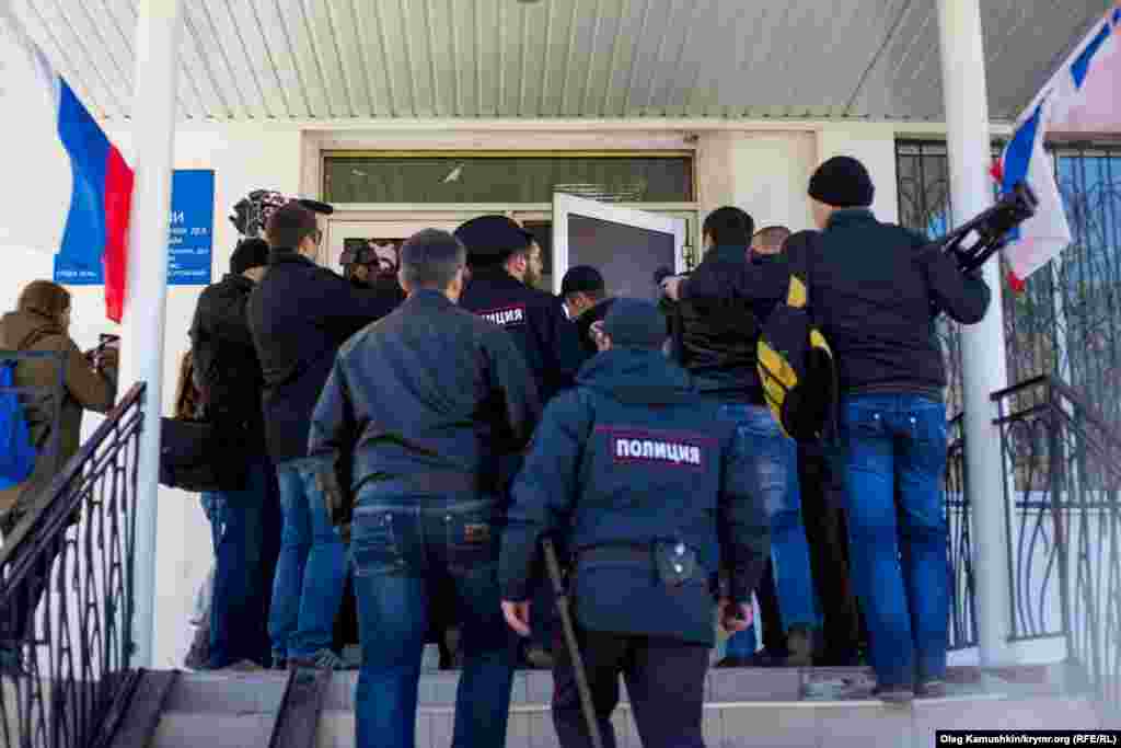 Активістам підконтрольні Росії суди визначили покарання за використання української атрибутики, призначивши обов'язкові роботи тривалістю 40 годин кожному. Після апеляцій деяким активістам обов'язкові роботи замінили на штрафи