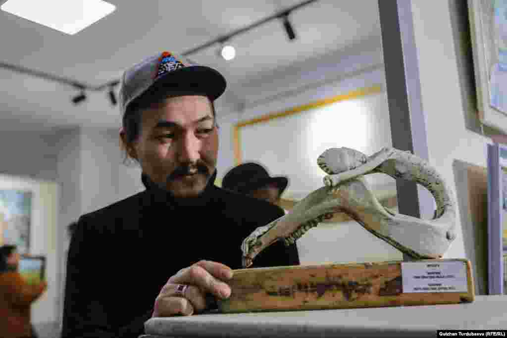 Бул койдун баш сөөгүнөн жасалган чакан айкелдин автору скульптор Бакыт Мусаев.&nbsp; "Бир жолу жаак сөөк ушундайынан жатып калды. Мага балеринанын буту көрүндү. Анан бир нерсе жасап көрөйүн деп ойлонуп, жасадым. Жыйынтыгы ушундай болду. Сөөктөн деле жакшы бир нерсе жасап койсо болот", - деди автор.&nbsp; &nbsp;