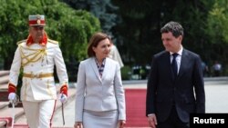 Președinta moldoveană, Maia Sandu, întâmpinându-l pe omologul său român, Nicusor Dan, în fața clădirii Președinției de la Chișinău