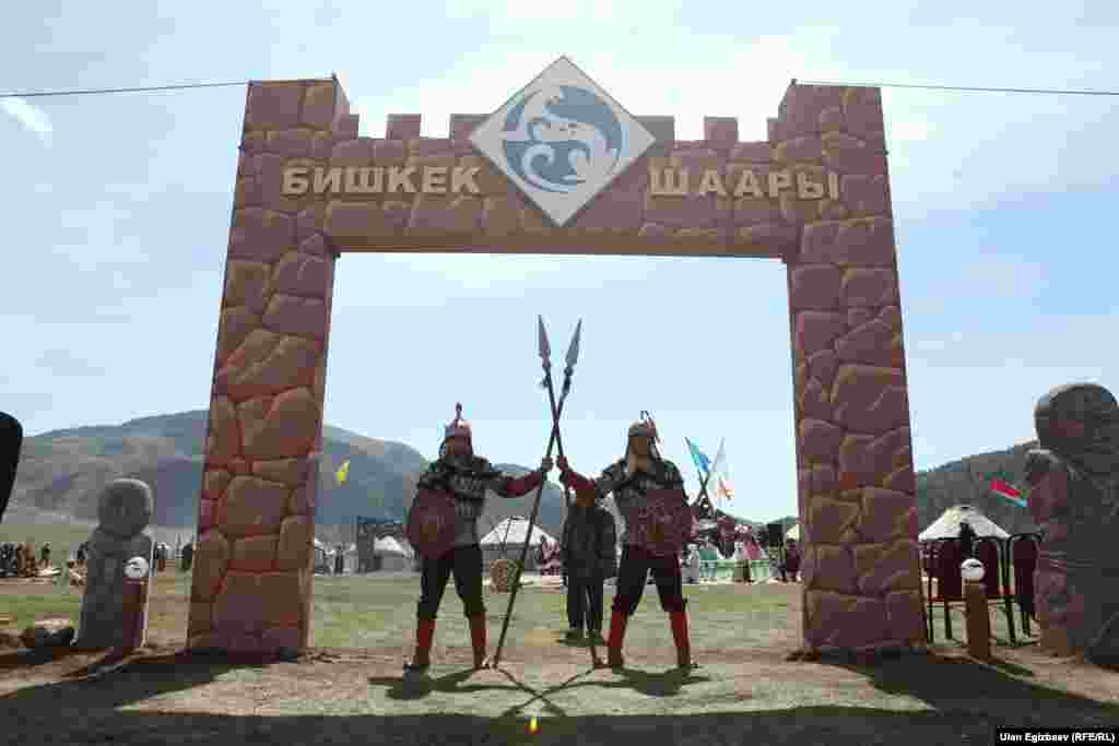 Кыргызстандын 7 дубан калкынын башын бириктирген бул жайга 200дөн ашык боз үй тигилип, меймандарга кыргыздын улуттук каада-салттары, көчмөндөрдүн үрп-адаттары көрсөтүлүүдө.