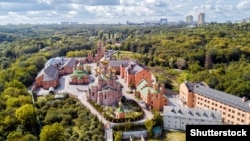 Свято-Покровський монастир Голосіївська пустинь – православний чоловічий монастир у Голосієві (історична місцевість на південній околиці Києва). Є скитом Києво-Печерської лаври. Належить УПЦ (МП)