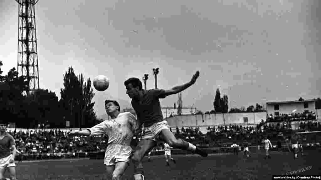 "Алга" жана "Днепр" футбол клубдарынын беттеши. 1965-жыл. 1947-жылы Фрунзе шаарында "Зенит" деп аталган футболдук клуб негизделген. 1961-жылы бул клуб "Алга"&nbsp; болуп өзгөргөн.&nbsp;