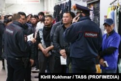 2024-жылы Орусиядан "миграциялык эреже бузду" деп 80 миңден ашуун келгин, анын 23 миңи Москва аймагынан депортацияланган. Сүрөттө мигранттарды текшерүү рейди. Новосибирск. 2024-жылдын 15-октябры.
