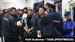 В 2024 году более 80 тысяч иностранных граждан были выдворены из России за нарушение миграционных правил, из них 23 тысячи – из Московской области. На фотографии - рейд по проверке мигрантов. Новосибирск, 15 октября 2024 года.