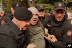 Un bărbat care a scandat „Slava Ucraina”, luat de poliție din mijlocul protestatarilor, Chișinău, Republica Moldova, 29 septembrie 2025.