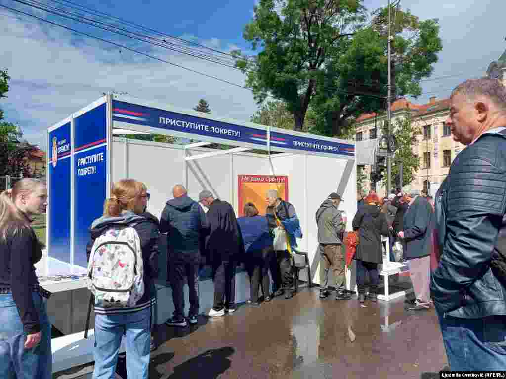 Neki od prisutnih na mitingu Srpske napredne stranke potpisali su pristupnicu za članstvo u Pokretu za državu i narod, čije osnivanje je ranije najavio predsednik Srbije. 