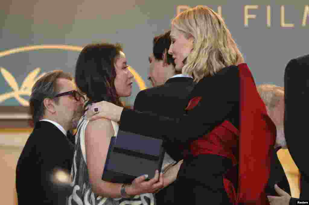 Режиссер Сергей Дворцевойдың "Айка" фильмінде бас кейіпкерді сомдаған қазақстандық актриса Самал Еслямова Канн фестивалінде "Үздік әйел рөлі" номинациясының жеңімпазы атанды.