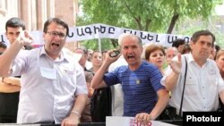 Акция протеста у здания правительства против законопроекта об открытии иноязычных школ в Армении, Ереван, 10 июня 2010 г.  