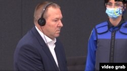 Hysni Gucati pranë Dhomave të Specializuara. Foto nga arkivi. 