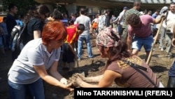 მოხალისეები გმირთა მოედანზე