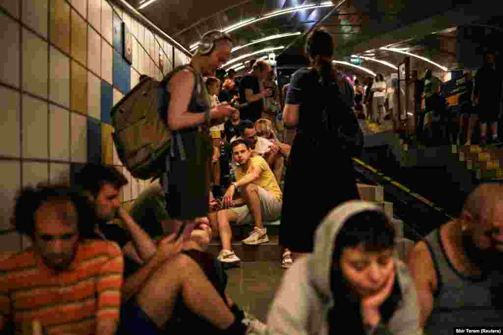 Ljudi se sklanjaju u tunel žičare nakon napada iz Irana u Haifi, 17. juna.