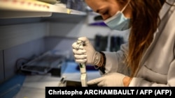 Një doktoreshë punon në sekuencimin e gjenomit të COVID-19 dhe varianteve të kësaj sëmundjeje. Paris, 21 janar 2021. 