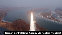 Testarea unei noi rachete balistice hipersonice nord-coreene cu rază medie de acțiune într-un loc necunoscut din RPDC, 6 ianuarie 2025.