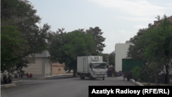 Жители Ашхабада, в основном женщины, сидят во дворе государственного магазина в ожидании начала продажи продуктов. (Фото из архива)  