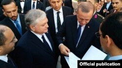 Հայաստանի այն ժամանակվա արտգործնախարար Էդվարդ Նալբանդյանը Թուրքիայում մասնակցում է էրդողանի երդմնակալության արարողությանը և նախագահ Սերժ Սարգսյանի նամակը փոխանցում Էրդողանին, 28-ը օգոստոսի, 2014թ․