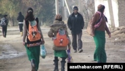 Türkmengala etrabynyň "Täze oba" daýhan birleşiginde çagalar mekdebe barýar. 