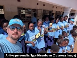 Igor Nisenboim, alături de elevii săi, la una din școlile în care predă.