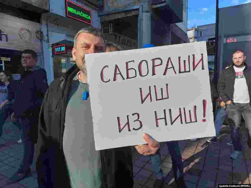 "Saboraši, iš iz Niš": Transparent jednog od učesnika skupa koji su organizovali studenti. 