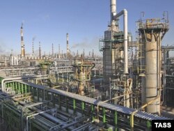 Rafinăria mare de petrol a Rusiei din Kirishi, regiunea Leningrad (fotografie de arhivă).