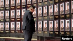 Kim Jong-un, la memorialul soldaților Armatei Populare Coreene (KPA) căzuți în războiul din Ucraina. Sala principală a clădirii Comitetului Central al Partidului Muncitoresc Coreean din Phenian, la 22 august 2025.