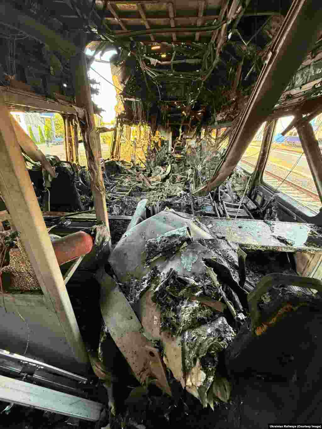 ჩქაროსნული სამგზავრო მატარებლის ინტერიერი. 27-28 აგვისტოს ღამით მასზე დრონით თავდასხმა მოხდა კიევში. საჰაერო სივრცე სამგზავრო რეისებისთვის დაკეტილია, ხოლო აღმოსავლეთ უკრაინაში ბევრი გზა ცუდ მდგომარეობაშია. ზოგიერთ შემთხვევაში, რკინიგზა ადგილობრივებისა და სამხედრო აღჭურვილობის დიდ მანძილზე გადაადგილების ერთადერთ შესაძლო საშუალებას წარმოადგენს.