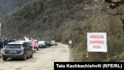 კარვებში მყოფ აქტივისტებს, რომლებიც რიონის მცველებს უწოდებენ საკუთარ თავს, დროდადრო სხვადასხვა რეგიონიდან უერთდებიან ადამიანები.