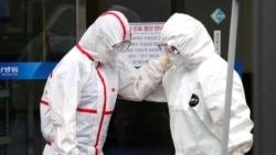 Medicinski radnici nose zaštitna odijela, Južna Koreja, 28. februar 2020.