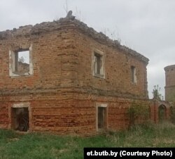 Адзін з будынкаў комплексу, выстаўленага на аўкцыён