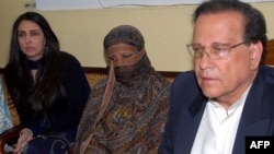 Punjab Governor Salman Taseer (right) met with condemned Christian woman Aasia Bibi (center) on November 20, after she had appealed her death sentence.