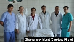 Профессор Осмонов (солдон экинчи), хирург Эркин Орозакунов (солдон үчүнчү) дарыгерлер тобу менен (Сүрөттү тарткан: Жыргалбаев Мурат, Саламаттык сактоо министрлиги)