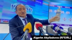 Министр Алымкадыр Бейшеналиев уу коргошун тууралуу айтылган маалымат жыйында. 16-апрель, 2021-жыл.