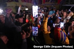 Bucurie la afișarea primelor estimări ale votului.