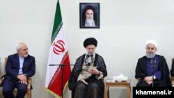 باید این واقعیت را پذیرفت که در جدال بین خواست روحانی (نفر اول از راست) مبنی بر ضرورت مذاکره با «کدخدا» (آمریکا)، و خواسته‌های رهبری، قدرت اجرایی دولت به شدت کاهش می‌یابد.