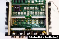 Një qark elektrik nga mbetjet e një rakete ruse Iskander të gjetur në Ukrainë në vitin 2022. Komponentët e verdhë janë kondensatorët.