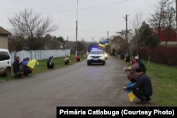 Războiul dus de Rusia împotriva Ucrainei face victime și în rândul minorităților: pe 29 noiembrie, trupul lui Alexandru Tostogan, căzut pe front, vorbitor de limbă română din satul Ciamașir, comunitatea teritorială Catlabuga, raionul Ismail, a fost întâmpinat de săteni.