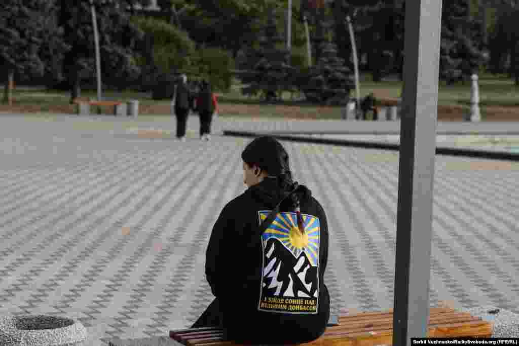 Паводле розных ацэнак, у Краматорску цяпер жывуць 50–80 тысяч чалавек. Масавай эвакуацыі няма: хтось застаецца, пакуль дазваляюць умовы, іншыя ж рыхтуюцца зьяжджаць. Улады рэгулярна інфармуюць пра магчымасьці пераезду ў бясьпечныя рэгіёны