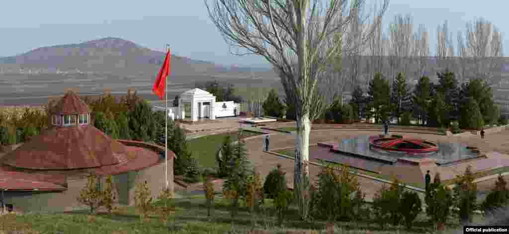 Президент Садыр Жапаров баштаган топ апрель окуяларынын курмандыктарын эскерүү үчүн "Ата-Бейитке" барды.