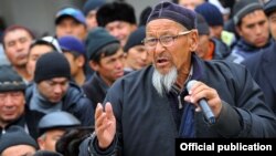 Жители приграничных сел в Баткенской области на встрече с представителями властей. Иллюстративное фото.