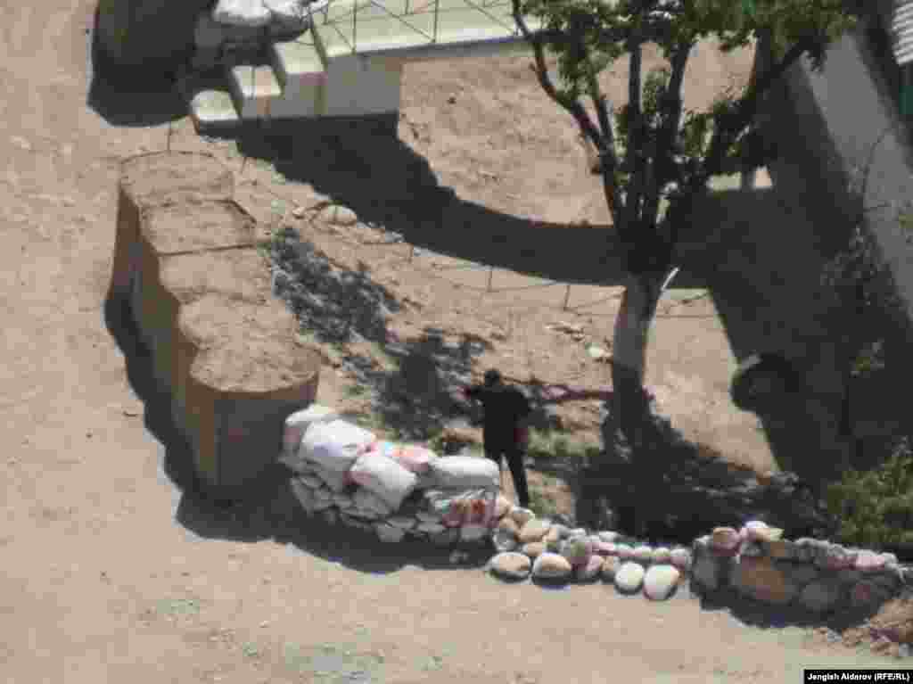 Тажикстандын аскерлери "Головной" суу бөлүштүрүүчү жайында окоп казып, желегин орнотуп алган сүрөт социалдык тармактарга тарады.&nbsp;