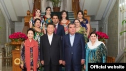 Кытай лидери Си Цзинь Пин жубайы менен жана Рахмон үй-бүлөсү менен.