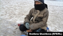 Девятилетний Шахрукх Арзыкулов просит милостыню на улице Астаны. 15 ноября 2012 года.             