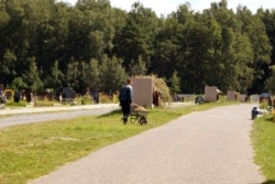 На Паўднёва-ўсходніх могілках Магілёва. Ня ўсе могуць аплаціць паслугі рытуальнай арганізацыі, тады парадкуюць магілу родзіча самастойна