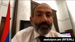 Премьер-министр Армении Никол Пашинян во время одного из прямых эфиров на своей странице в Facebook (архив)
