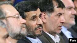 محمدرضا باهنر (نفر دوم از راست) و محمود احمدی‌نژاد در دوران ریاست‌جمهوری‌اش