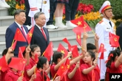 Председатель КНР и лидер компартии Китая Си Цзиньпин (слева) во время визита в Ханой. Рядом с ним - генеральный секретарь компартии Вьетнама То Лам