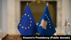 Zastava EU i zastava Kosova.