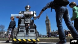 Адамдын жардамысыз эле "душманды" жок кылчу роботтор. Лондон, 2013