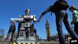 Жолоочулар "адам өлтүргүч роботтун" жанында.  Лондон, 23-апрель 2013